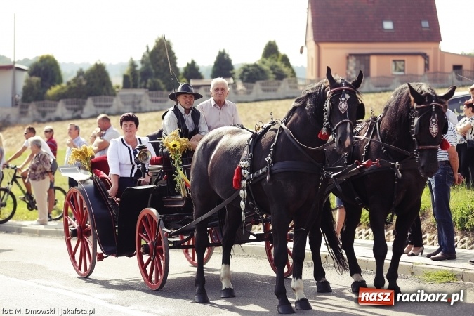 Zdjęcie w galerii na portalu naszraciborz.pl: Dożynki 2015 - W Owsiszczach z wielką pompą. Obszerna fotorelacja - korowód i występy wiadomości z regionu