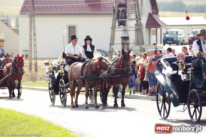 Zdjęcie w galerii na portalu naszraciborz.pl: Dożynki 2015 - W Owsiszczach z wielką pompą. Obszerna fotorelacja - korowód i występy wiadomości z regionu