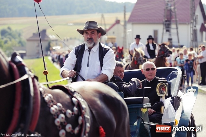 Zdjęcie w galerii na portalu naszraciborz.pl: Dożynki 2015 - W Owsiszczach z wielką pompą. Obszerna fotorelacja - korowód i występy wiadomości z regionu