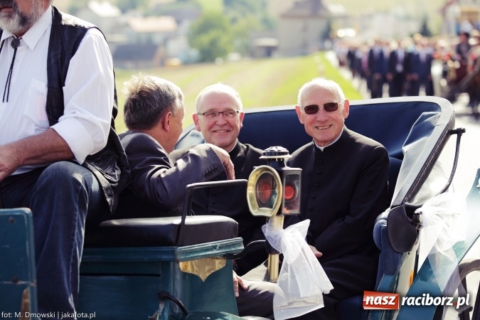 Zdjęcie w galerii na portalu naszraciborz.pl: Dożynki 2015 - W Owsiszczach z wielką pompą. Obszerna fotorelacja - korowód i występy wiadomości z regionu
