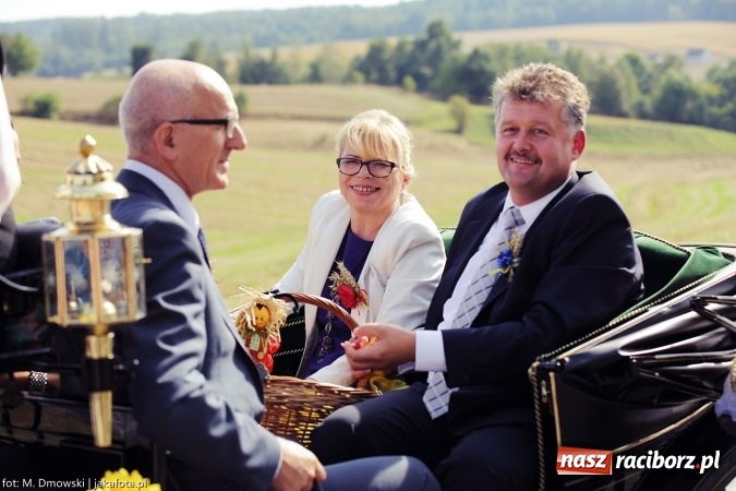 Zdjęcie w galerii na portalu naszraciborz.pl: Dożynki 2015 - W Owsiszczach z wielką pompą. Obszerna fotorelacja - korowód i występy wiadomości z regionu