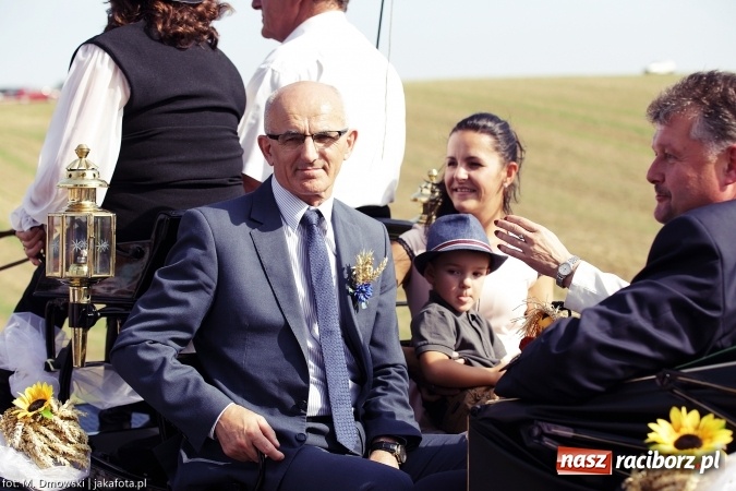 Zdjęcie w galerii na portalu naszraciborz.pl: Dożynki 2015 - W Owsiszczach z wielką pompą. Obszerna fotorelacja - korowód i występy wiadomości z regionu