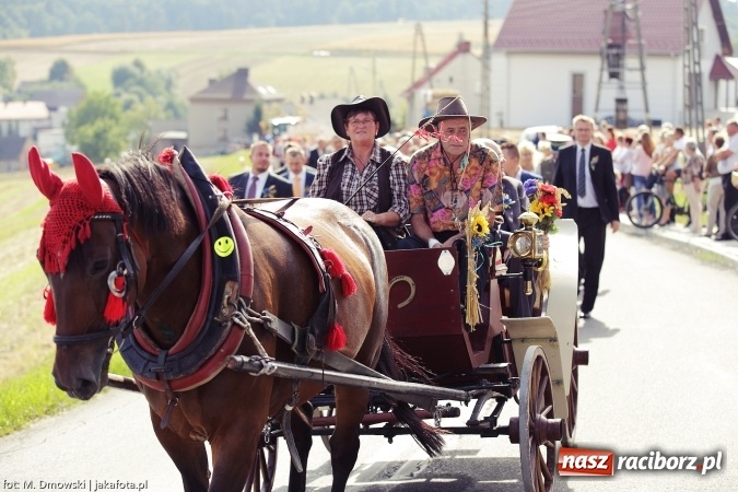 Zdjęcie w galerii na portalu naszraciborz.pl: Dożynki 2015 - W Owsiszczach z wielką pompą. Obszerna fotorelacja - korowód i występy wiadomości z regionu