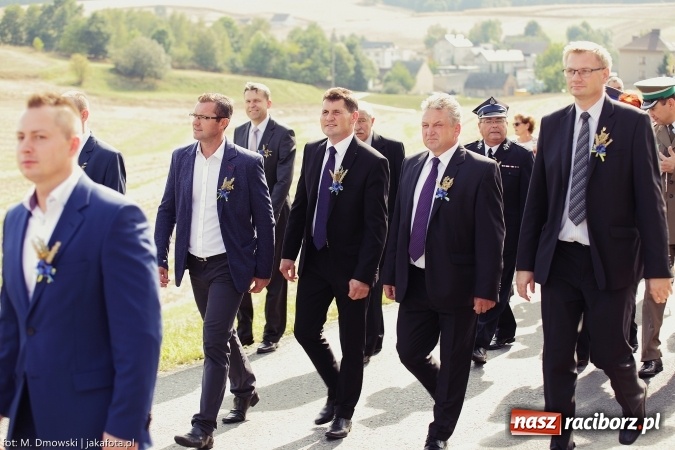 Zdjęcie w galerii na portalu naszraciborz.pl: Dożynki 2015 - W Owsiszczach z wielką pompą. Obszerna fotorelacja - korowód i występy wiadomości z regionu