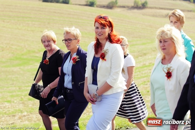 Zdjęcie w galerii na portalu naszraciborz.pl: Dożynki 2015 - W Owsiszczach z wielką pompą. Obszerna fotorelacja - korowód i występy wiadomości z regionu