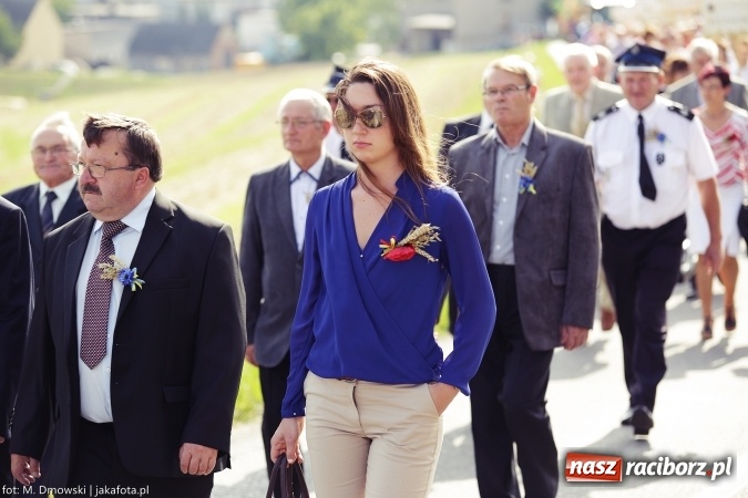 Zdjęcie w galerii na portalu naszraciborz.pl: Dożynki 2015 - W Owsiszczach z wielką pompą. Obszerna fotorelacja - korowód i występy wiadomości z regionu