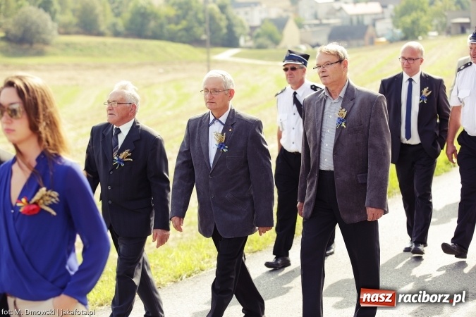Zdjęcie w galerii na portalu naszraciborz.pl: Dożynki 2015 - W Owsiszczach z wielką pompą. Obszerna fotorelacja - korowód i występy wiadomości z regionu