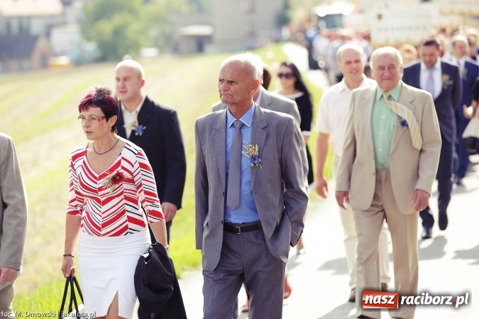 Zdjęcie w galerii na portalu naszraciborz.pl: Dożynki 2015 - W Owsiszczach z wielką pompą. Obszerna fotorelacja - korowód i występy wiadomości z regionu