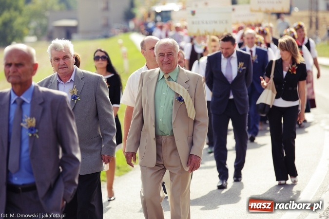 Zdjęcie w galerii na portalu naszraciborz.pl: Dożynki 2015 - W Owsiszczach z wielką pompą. Obszerna fotorelacja - korowód i występy wiadomości z regionu