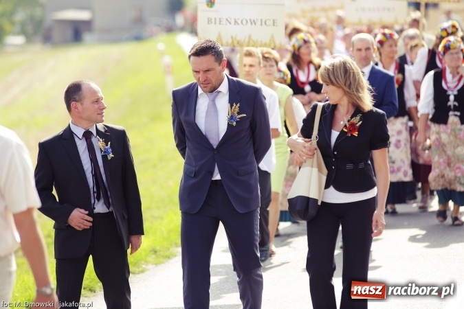 Zdjęcie w galerii na portalu naszraciborz.pl: Dożynki 2015 - W Owsiszczach z wielką pompą. Obszerna fotorelacja - korowód i występy wiadomości z regionu