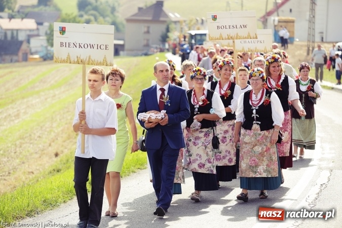 Zdjęcie w galerii na portalu naszraciborz.pl: Dożynki 2015 - W Owsiszczach z wielką pompą. Obszerna fotorelacja - korowód i występy wiadomości z regionu