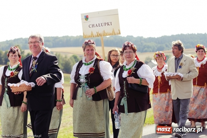 Zdjęcie w galerii na portalu naszraciborz.pl: Dożynki 2015 - W Owsiszczach z wielką pompą. Obszerna fotorelacja - korowód i występy wiadomości z regionu