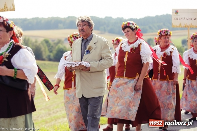 Zdjęcie w galerii na portalu naszraciborz.pl: Dożynki 2015 - W Owsiszczach z wielką pompą. Obszerna fotorelacja - korowód i występy wiadomości z regionu