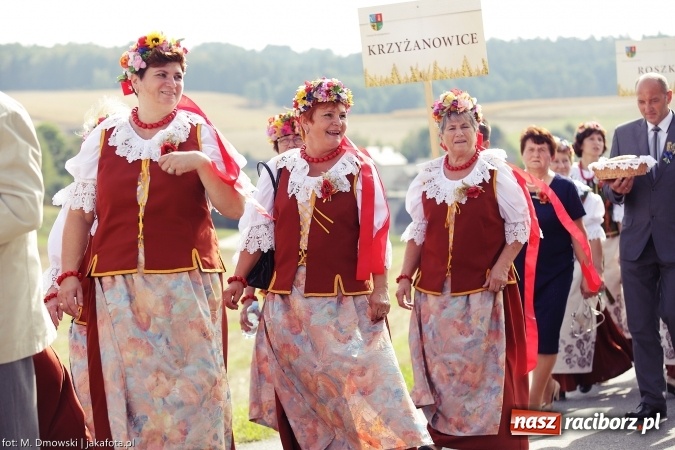 Zdjęcie w galerii na portalu naszraciborz.pl: Dożynki 2015 - W Owsiszczach z wielką pompą. Obszerna fotorelacja - korowód i występy wiadomości z regionu