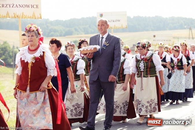 Zdjęcie w galerii na portalu naszraciborz.pl: Dożynki 2015 - W Owsiszczach z wielką pompą. Obszerna fotorelacja - korowód i występy wiadomości z regionu