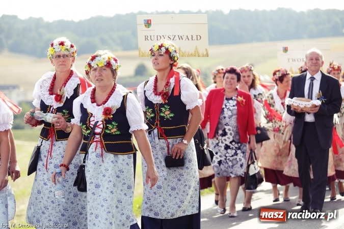 Zdjęcie w galerii na portalu naszraciborz.pl: Dożynki 2015 - W Owsiszczach z wielką pompą. Obszerna fotorelacja - korowód i występy wiadomości z regionu