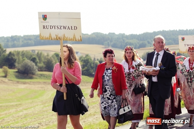 Zdjęcie w galerii na portalu naszraciborz.pl: Dożynki 2015 - W Owsiszczach z wielką pompą. Obszerna fotorelacja - korowód i występy wiadomości z regionu