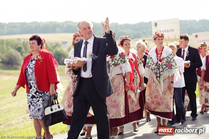 Zdjęcie w galerii na portalu naszraciborz.pl: Dożynki 2015 - W Owsiszczach z wielką pompą. Obszerna fotorelacja - korowód i występy wiadomości z regionu