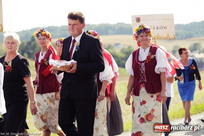 Zdjęcie w galerii na portalu naszraciborz.pl: Dożynki 2015 - W Owsiszczach z wielką pompą. Obszerna fotorelacja - korowód i występy wiadomości z regionu