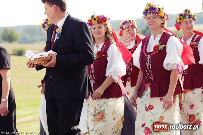 Zdjęcie w galerii na portalu naszraciborz.pl: Dożynki 2015 - W Owsiszczach z wielką pompą. Obszerna fotorelacja - korowód i występy wiadomości z regionu