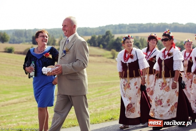 Zdjęcie w galerii na portalu naszraciborz.pl: Dożynki 2015 - W Owsiszczach z wielką pompą. Obszerna fotorelacja - korowód i występy wiadomości z regionu