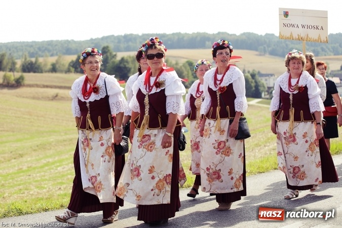 Zdjęcie w galerii na portalu naszraciborz.pl: Dożynki 2015 - W Owsiszczach z wielką pompą. Obszerna fotorelacja - korowód i występy wiadomości z regionu