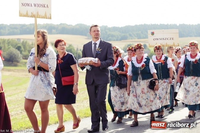 Zdjęcie w galerii na portalu naszraciborz.pl: Dożynki 2015 - W Owsiszczach z wielką pompą. Obszerna fotorelacja - korowód i występy wiadomości z regionu