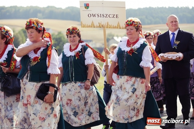 Zdjęcie w galerii na portalu naszraciborz.pl: Dożynki 2015 - W Owsiszczach z wielką pompą. Obszerna fotorelacja - korowód i występy wiadomości z regionu