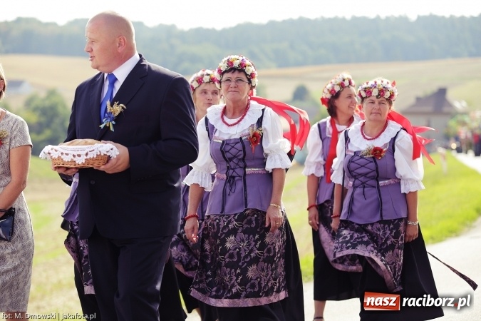 Zdjęcie w galerii na portalu naszraciborz.pl: Dożynki 2015 - W Owsiszczach z wielką pompą. Obszerna fotorelacja - korowód i występy wiadomości z regionu