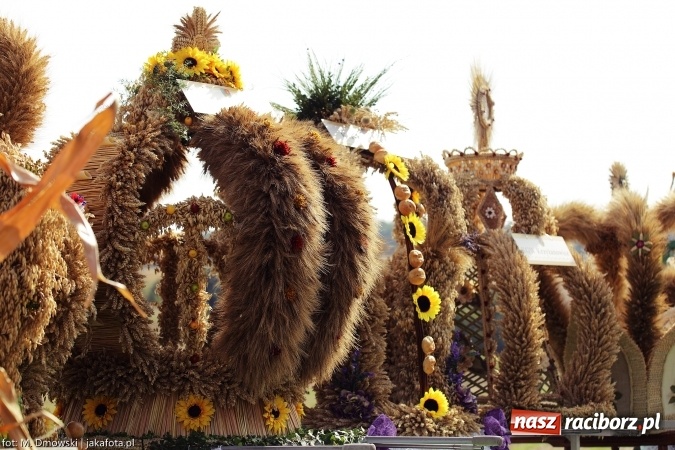 Zdjęcie w galerii na portalu naszraciborz.pl: Dożynki 2015 - W Owsiszczach z wielką pompą. Obszerna fotorelacja - korowód i występy wiadomości z regionu