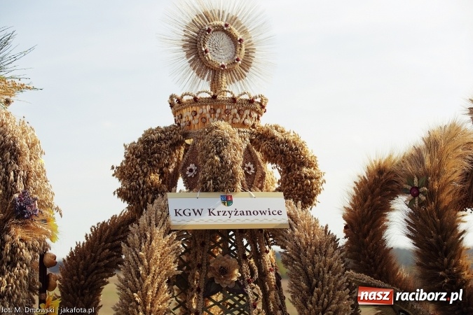 Zdjęcie w galerii na portalu naszraciborz.pl: Dożynki 2015 - W Owsiszczach z wielką pompą. Obszerna fotorelacja - korowód i występy wiadomości z regionu