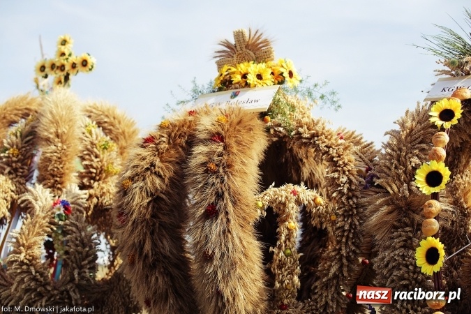 Zdjęcie w galerii na portalu naszraciborz.pl: Dożynki 2015 - W Owsiszczach z wielką pompą. Obszerna fotorelacja - korowód i występy wiadomości z regionu