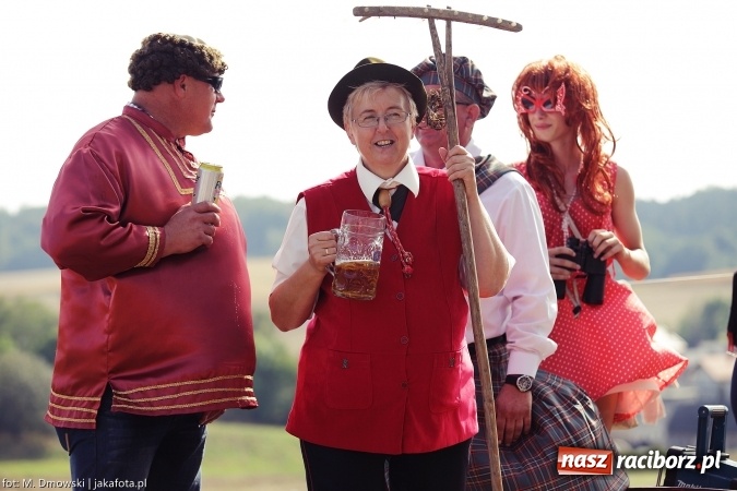 Zdjęcie w galerii na portalu naszraciborz.pl: Dożynki 2015 - W Owsiszczach z wielką pompą. Obszerna fotorelacja - korowód i występy wiadomości z regionu