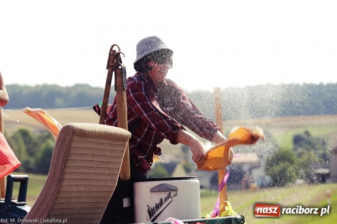 Zdjęcie w galerii na portalu naszraciborz.pl: Dożynki 2015 - W Owsiszczach z wielką pompą. Obszerna fotorelacja - korowód i występy wiadomości z regionu