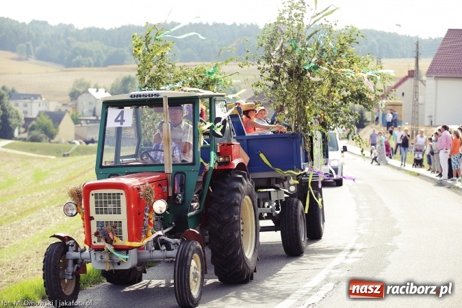 Zdjęcie w galerii na portalu naszraciborz.pl: Dożynki 2015 - W Owsiszczach z wielką pompą. Obszerna fotorelacja - korowód i występy wiadomości z regionu