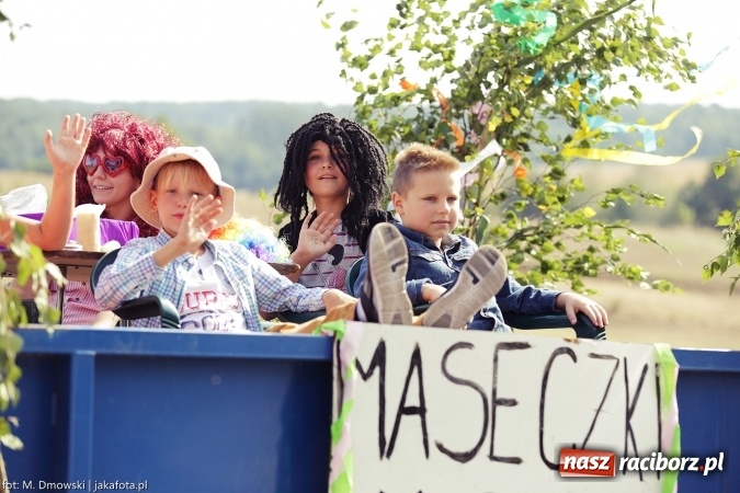 Zdjęcie w galerii na portalu naszraciborz.pl: Dożynki 2015 - W Owsiszczach z wielką pompą. Obszerna fotorelacja - korowód i występy wiadomości z regionu