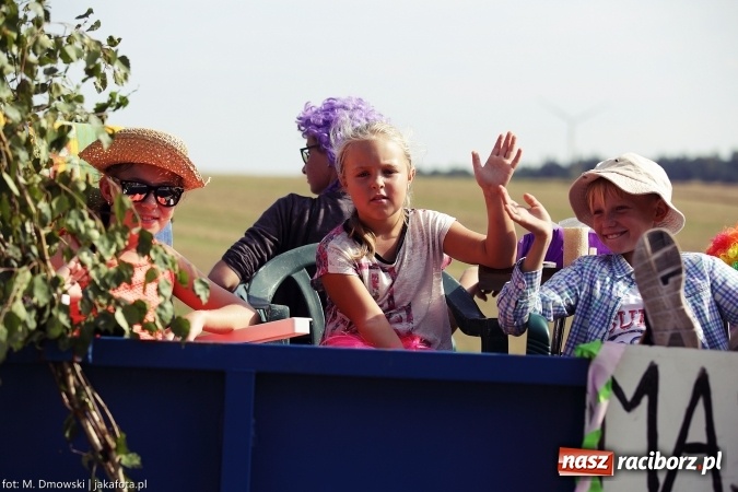 Zdjęcie w galerii na portalu naszraciborz.pl: Dożynki 2015 - W Owsiszczach z wielką pompą. Obszerna fotorelacja - korowód i występy wiadomości z regionu