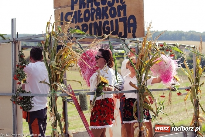 Zdjęcie w galerii na portalu naszraciborz.pl: Dożynki 2015 - W Owsiszczach z wielką pompą. Obszerna fotorelacja - korowód i występy wiadomości z regionu