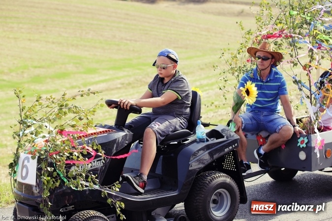 Zdjęcie w galerii na portalu naszraciborz.pl: Dożynki 2015 - W Owsiszczach z wielką pompą. Obszerna fotorelacja - korowód i występy wiadomości z regionu