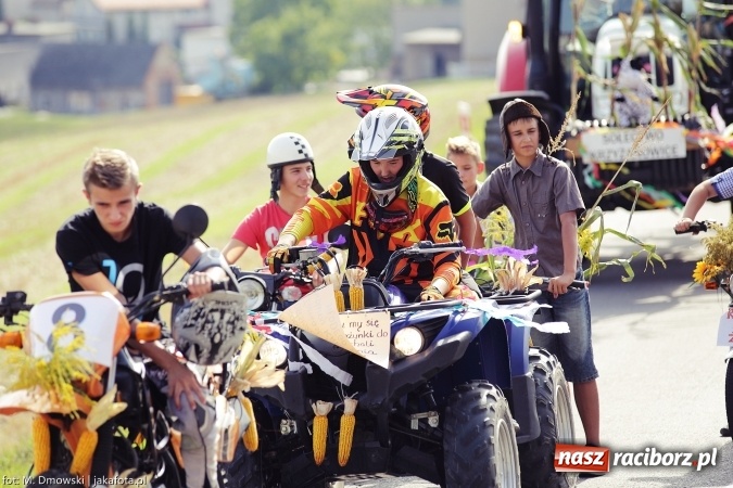 Zdjęcie w galerii na portalu naszraciborz.pl: Dożynki 2015 - W Owsiszczach z wielką pompą. Obszerna fotorelacja - korowód i występy wiadomości z regionu
