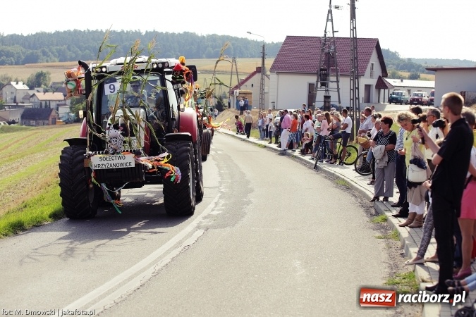 Zdjęcie w galerii na portalu naszraciborz.pl: Dożynki 2015 - W Owsiszczach z wielką pompą. Obszerna fotorelacja - korowód i występy wiadomości z regionu