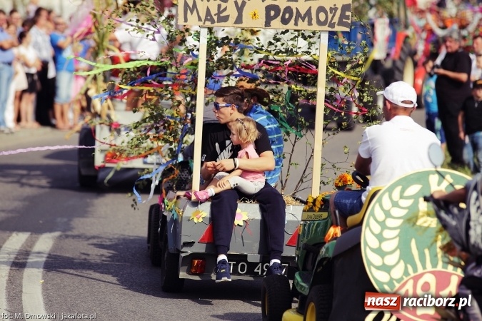 Zdjęcie w galerii na portalu naszraciborz.pl: Dożynki 2015 - W Owsiszczach z wielką pompą. Obszerna fotorelacja - korowód i występy wiadomości z regionu