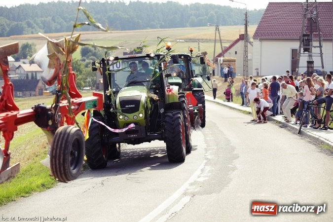 Zdjęcie w galerii na portalu naszraciborz.pl: Dożynki 2015 - W Owsiszczach z wielką pompą. Obszerna fotorelacja - korowód i występy wiadomości z regionu