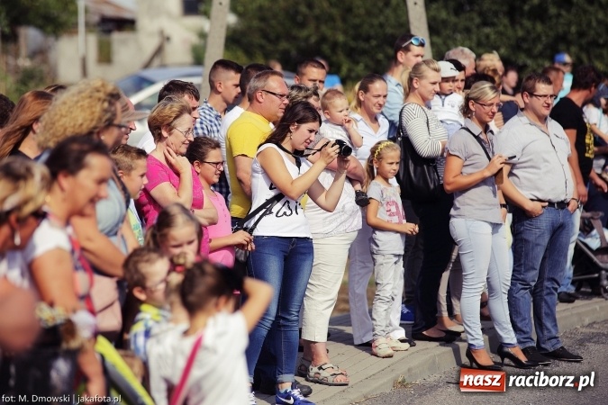 Zdjęcie w galerii na portalu naszraciborz.pl: Dożynki 2015 - W Owsiszczach z wielką pompą. Obszerna fotorelacja - korowód i występy wiadomości z regionu