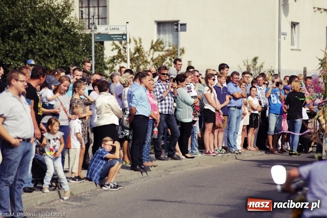 Zdjęcie w galerii na portalu naszraciborz.pl: Dożynki 2015 - W Owsiszczach z wielką pompą. Obszerna fotorelacja - korowód i występy wiadomości z regionu