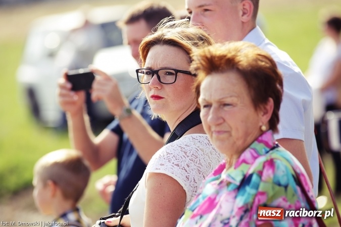 Zdjęcie w galerii na portalu naszraciborz.pl: Dożynki 2015 - W Owsiszczach z wielką pompą. Obszerna fotorelacja - korowód i występy wiadomości z regionu