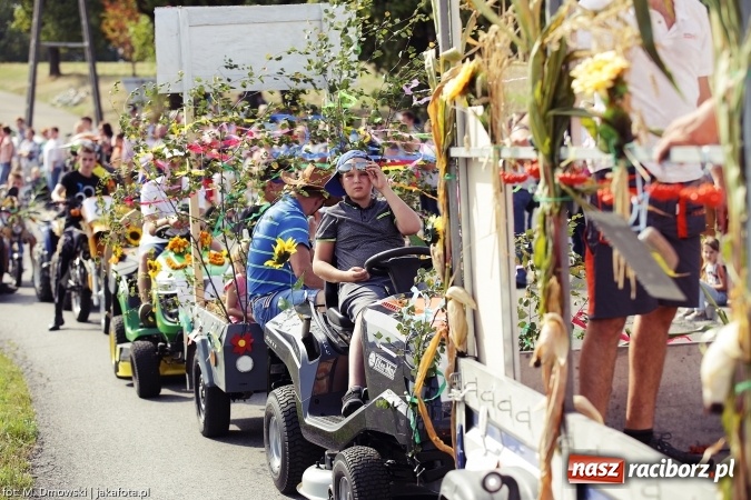 Zdjęcie w galerii na portalu naszraciborz.pl: Dożynki 2015 - W Owsiszczach z wielką pompą. Obszerna fotorelacja - korowód i występy wiadomości z regionu