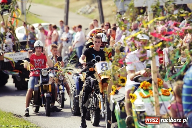Zdjęcie w galerii na portalu naszraciborz.pl: Dożynki 2015 - W Owsiszczach z wielką pompą. Obszerna fotorelacja - korowód i występy wiadomości z regionu