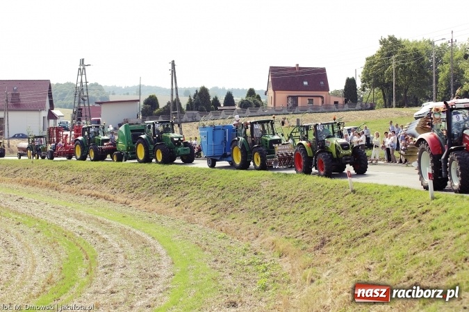 Zdjęcie w galerii na portalu naszraciborz.pl: Dożynki 2015 - W Owsiszczach z wielką pompą. Obszerna fotorelacja - korowód i występy wiadomości z regionu