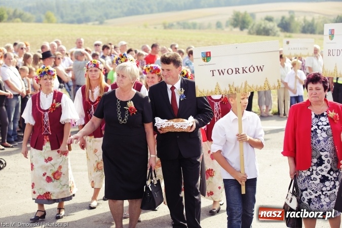 Zdjęcie w galerii na portalu naszraciborz.pl: Dożynki 2015 - W Owsiszczach z wielką pompą. Obszerna fotorelacja - korowód i występy wiadomości z regionu